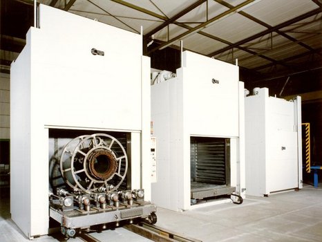 Indirekt gasbeheizte Kammeröfen Indirekt gasbeheizte Kammeröfen mit elektrisch betriebenen Hubtoren und selbstfahrenden Plattformwagen mit Rolliereinrichtung für die Großelektromotorenfertigung